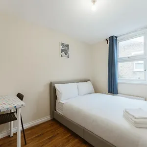 Mile End 57a Hostal