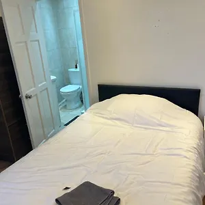 Bed & Breakfast Y2, Londra