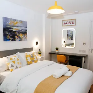 New Luxury In The Heart Of Next To Shops, Cafes, Bars & Metro With Shared Bathrooms Londyn