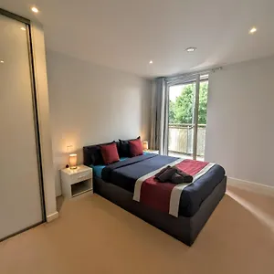 Modern Near Greenwich - Rooftop View Apartment